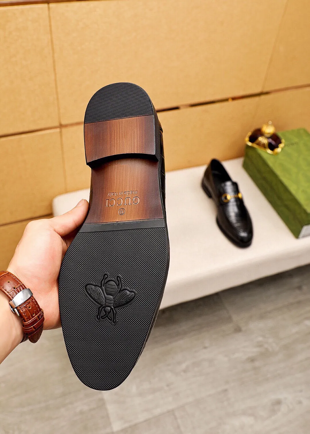 Men's shoes 💰460 💐 Product trademark: GUCCI "Gucci" casual leather shoes Regular size: 38-44 (45🉑️customized) Product materials: Selected imported first-layer calfskin embossed upper + luxury hardware buckle, imported water-dyed cow leather lining. Strong three-dimensional visual effect, combined outsole Color: 2⃣️colors available